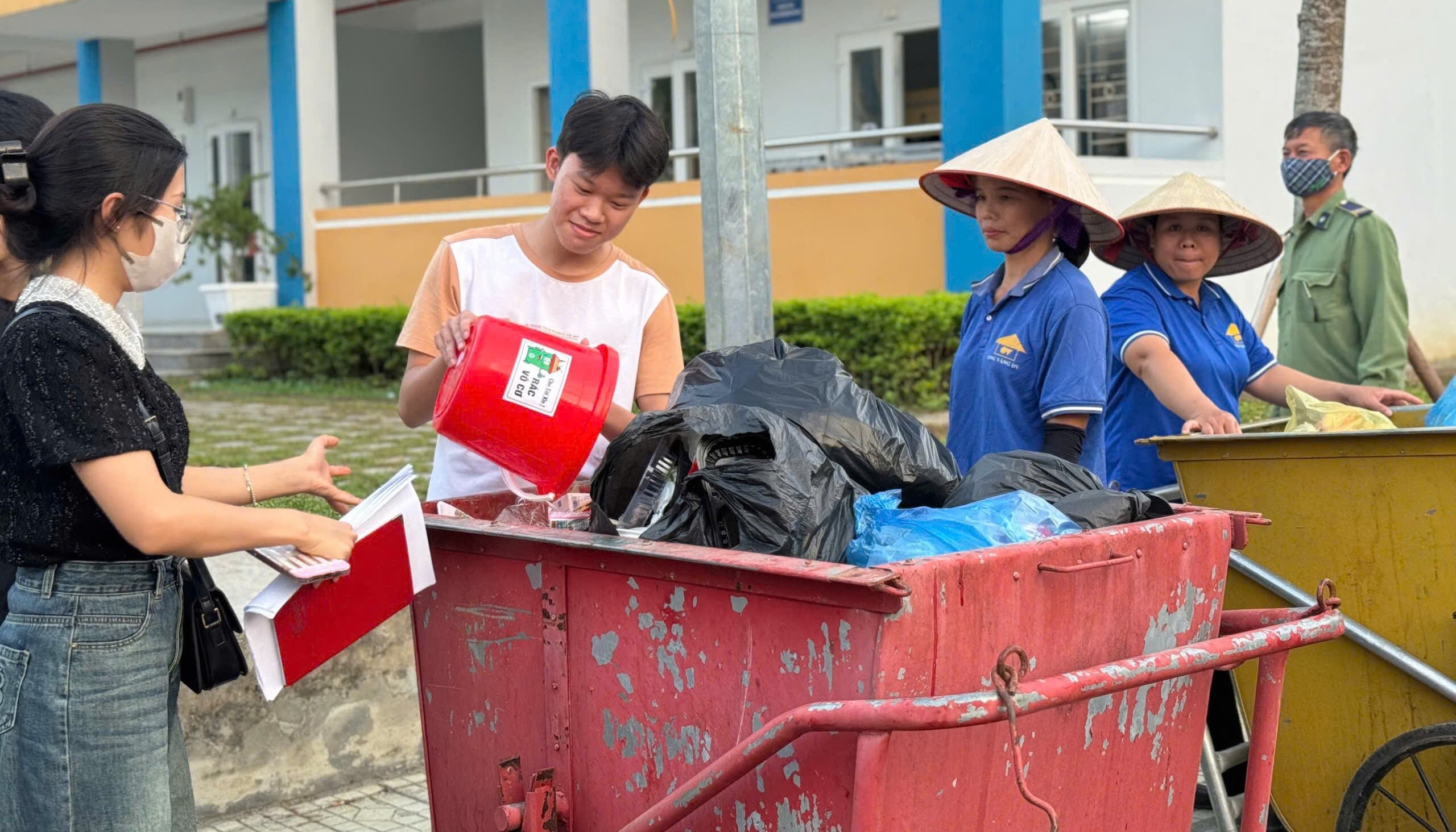 Tổ chức hướng dẫn thu gom phân loại rác cho sinh viên ĐHQGHN nội trú tại ký túc xá QG-HN04